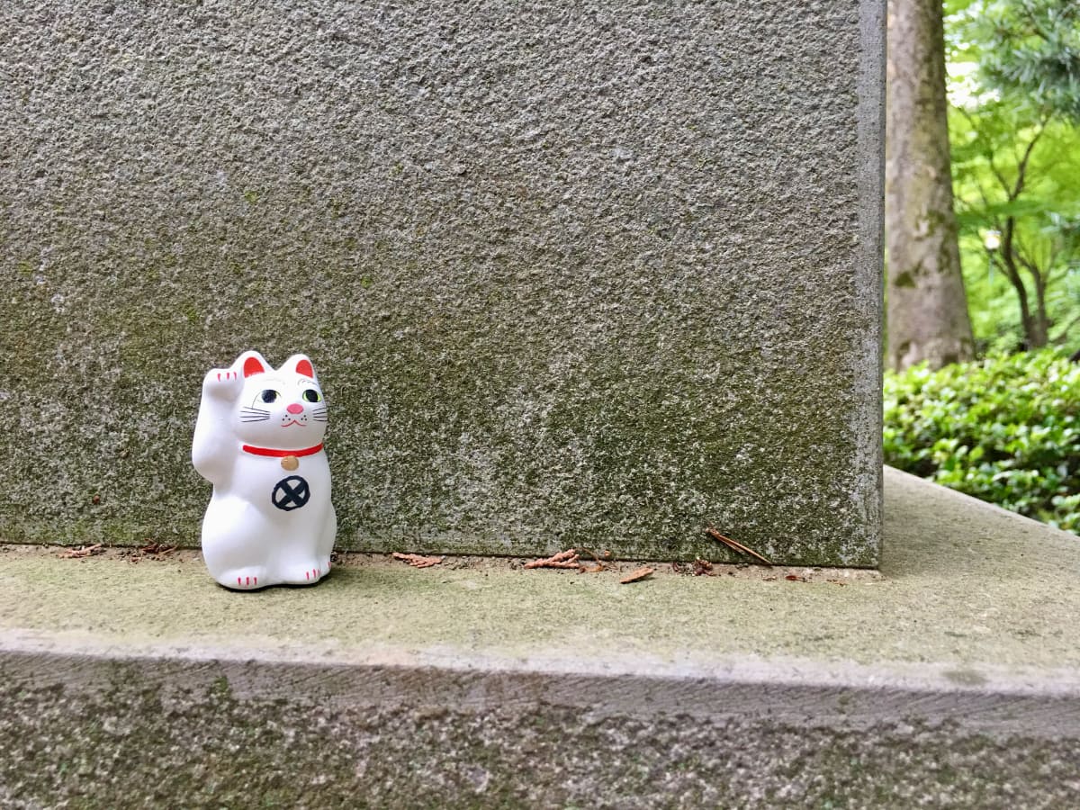 Thousands of raised-paw cat statues at Gotokuji